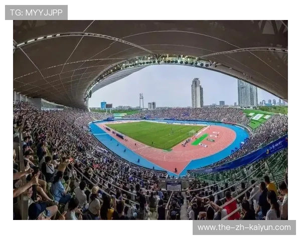 扬州企业家驾机飞越苏超赛场 5 架国产飞机编队空中助威